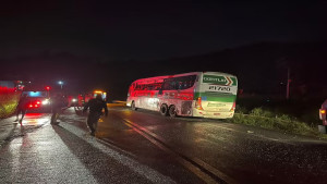 Quatro pessoas morrem em acidente de ônibus na BR 101