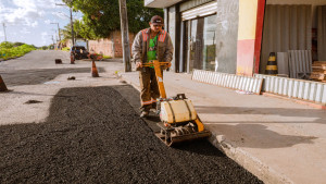 Operação tapa-buraco beneficia rua do bairro Verdes Horizontes