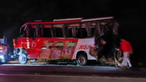 Ao menos 16 ficam feridos em acidente com ônibus que transportava pacientes para Salvador