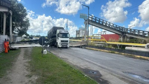 Parte de passarela cai em cima de caçamba em Polo Petroquímico de Camaçari