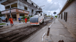 Serviço de recapeamento asfáltico contempla ruas do bairro Dois de Julho