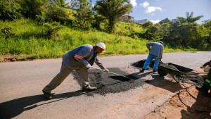 Através da operação tapa-buraco, melhorias viárias acontecem na costa do município