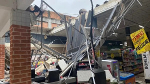 Parte do telhado de supermercado desaba no Litoral Norte baiano