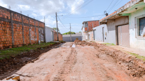 Serviços de pavimentação avançam em estradas vicinais e ruas da sede