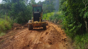 Prefeitura realiza melhorias em estradas vicinais da costa do município