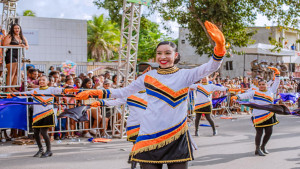 Desfile cívico em Parafuso é marcado por animação de grupos culturais e fanfarras e bandas