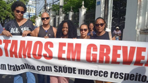 Profissionais da área de saúde fazem manifestação no bairro do Pau Miúdo, em Salvador