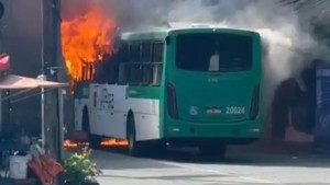 Ônibus é incendiado no final de linha do IAPI após morte de jovem; coletivos deixam de circular na região