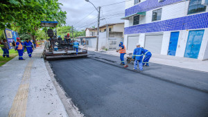 Trecho da Avenida Eixo Urbano Central recebe pavimentação asfáltica