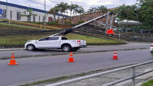 Carro derruba dois postes em São Rafael e afeta trânsito na região