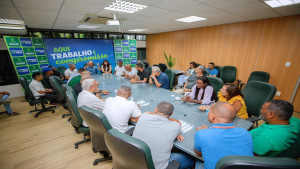 Camaçari: Elinaldo anuncia continuidade do transporte universitário após ajustes administrativos