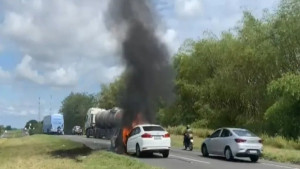 Dois carros pegam fogo após acidente na BR-324