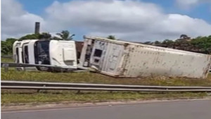 Caminhão tomba na Estrada Cia-Aeroporto e socorristas são acionados