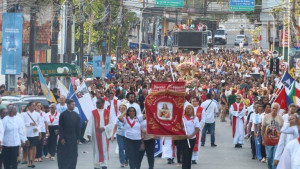 Festa de São Thomaz de Cantuária reúne milhares de fiéis em procissão