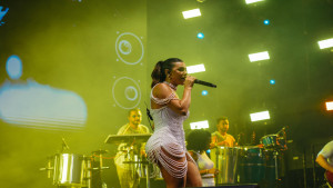 Vina Calmon agitou o Réveillon Praia do Forte com show vibrante e música inédita