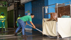 Faxinaço no Centro Comercial promove limpeza da rede de esgoto e higienização dos ambientes