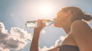 Hidratação no verão: nutricionista dá dicas essenciais para a manutenção da saúde em dias de calor