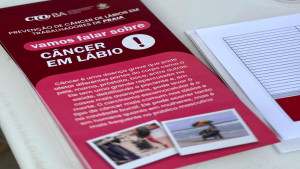 Campanha de prevenção de câncer em lábios em trabalhadores de praia chega em Itapuã e Piatã neste final de semana