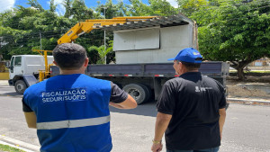 Prefeitura Camaçari retira barracas irregulares na Praça da Gleba A