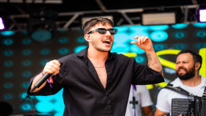 Pé na Areia: Wilsinho abre show de Léo Foguete neste sábado