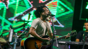 Rege FX brilha no Festival de Arembepe em uma noite de emoção e nostalgia