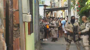 Criminosos invadem casa e fazem reféns no bairro do Arenoso