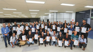 Profissionais formados pelo Senai Bahia em parceria com a BYD Auto do Brasil recebem certificado de conclusão dos cursos práticos realizados na China