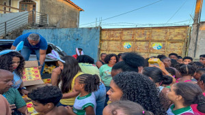 Abrace Camaçari distribui chocolates e anima a Páscoa da criançada