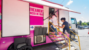 Ação de rastreamento do câncer de mama inicia atendimentos na orla