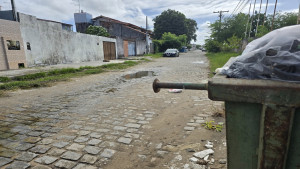 Tragédia Anunciada: Coletores de Lixo Mal Posicionados Continuam a Oferecer Risco em Camaçari