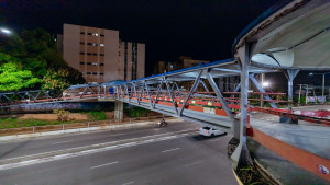 Passarela do antigo Maxxi Atacado recebe nova iluminação e garante mais segurança aos munícipes