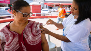 Prefeita Débora Regis prestigia Dia D de vacinação e acompanha ação nas USFs