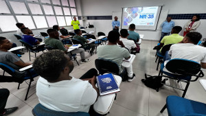 Cursos profissionalizantes formam moradores de Camaçari e Dias d'Ávila para atuarem na área industrial