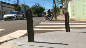 Colocar barras de ferro em calçadas pode gerar multa em Camaçari