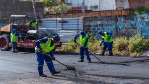Prefeitura avança com asfaltamento dia e noite nos bairros de Lauro de Freitas