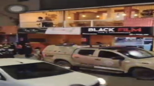 Criminosos invadem loja e atiram em quatro clientes; dois morreram