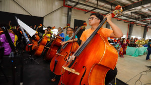 Pela primeira vez na história, Orquestra Neojiba realiza concerto dentro da fábrica da BYD em Camaçari