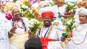 Lavagem de Jauá colore as ruas com cultura, alegria e devoção