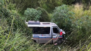 Dez vítimas seguem internadas após acidente entre van e caminhonete na BR-242 na Bahia