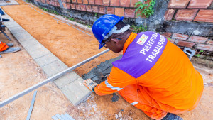 Obra da nova Avenida Acajutiba segue com serviços de pavimentação e urbanização