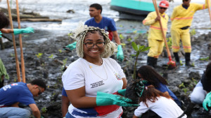Com a presença de Daniel Cady e Mariene de Castro, estudantes da rede pública plantam 3 mil mudas de mangue em trecho do VLT