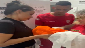 ATUALIZAÇÃO: RECÉM-NASCIDO ENCONTRADO EM LIXEIRA DE BANHEIRO ESTÁ NA UTI EM CAMAÇARI