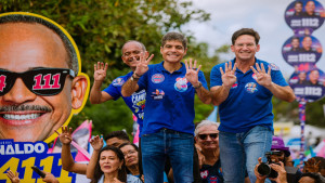 Elinaldo reúne multidão em Camaçari e transforma agenda de ACM Neto em grande ato da oposição
