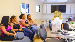 Carreta da Beleza inicia turmas de qualificação profissional para mulheres de Camaçari
