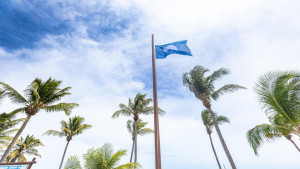 Camaçari se destaca no Nordeste e amplia de duas para quatro as praias certificadas pelo Bandeira Azul